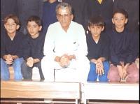 نوید جمشیدی(نفر دوم از چپ)در مدرسه ابتدایی رجایی