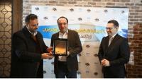 نوید جمشیدی(نفر وسط)در مراسم تقدیر از ۱۰شخصیت برتر کسب و کار ایران