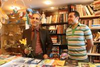 نوید جمشیدی و مهران مدیری(کارگردان و هنرپیشه ایرانی)در کتابفروشی پروچیستا.سال ۱۳۸۵